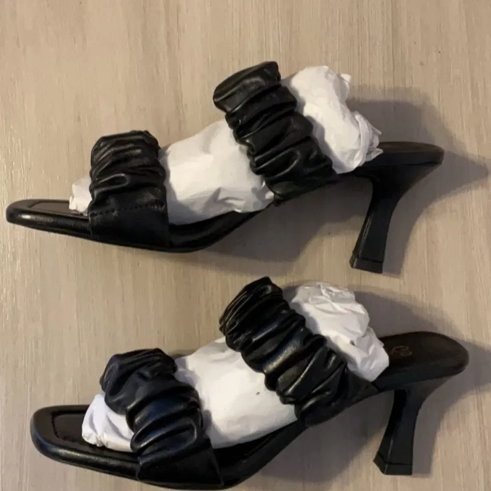 Seychelles Black Ruffled Slide Sandals